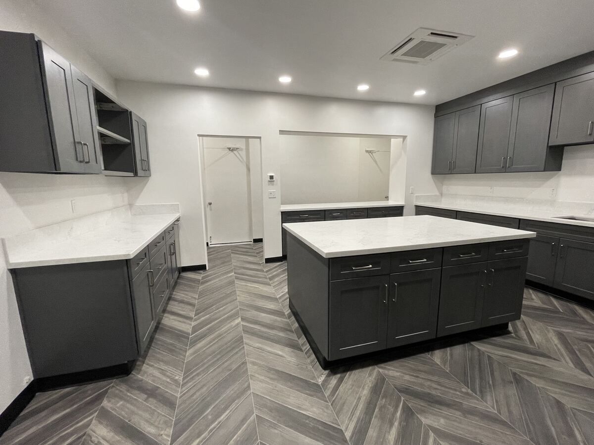 Perimeter cabinet run with quartz counters