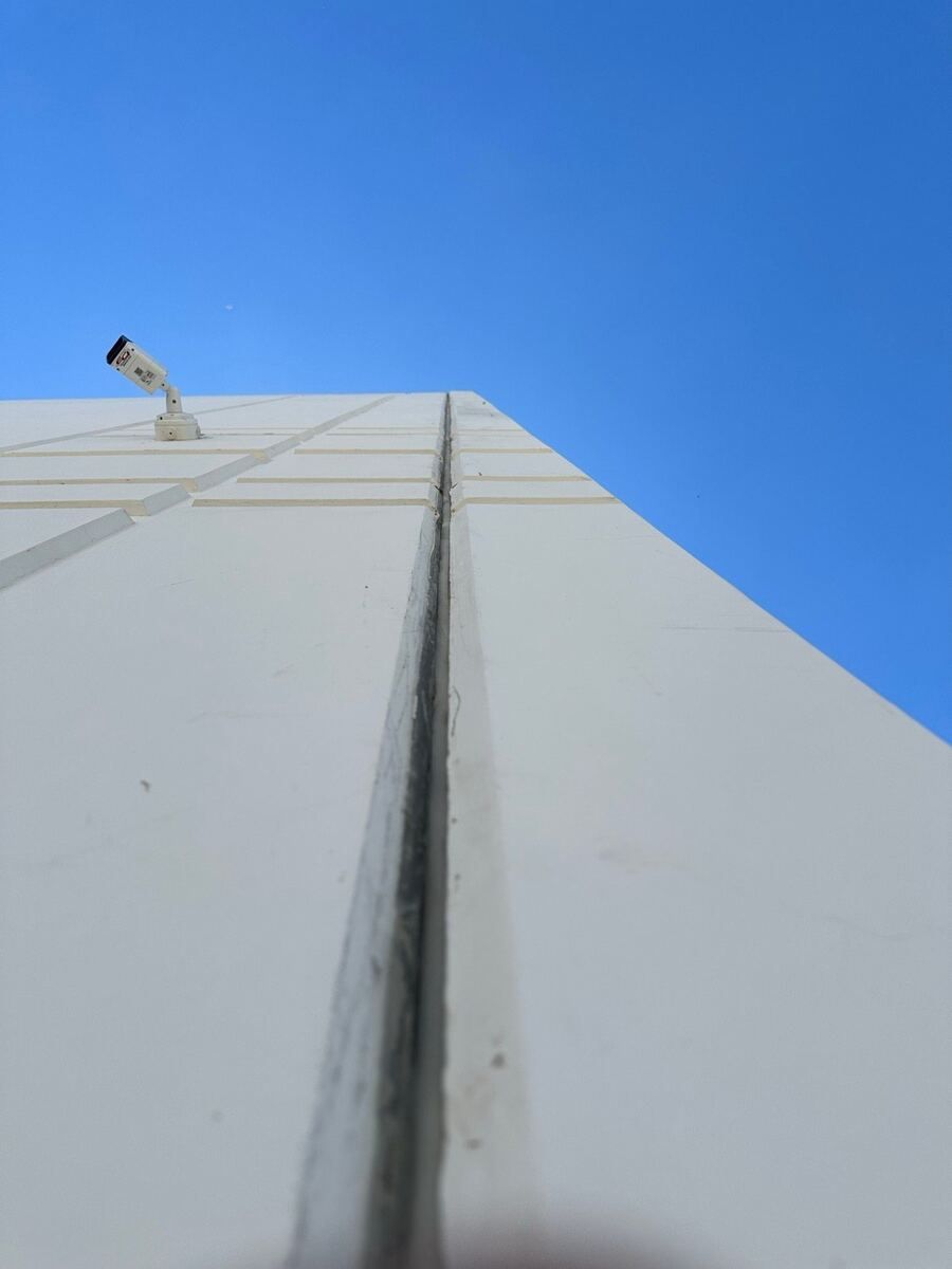 Vertical expansion joint on the tilt-up wall